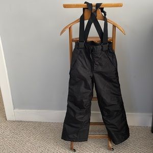 Youth Black ski pants with adjustable straps sz7/8y